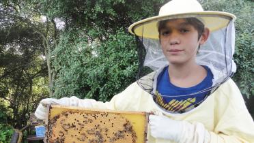 Imker Lukas aus Kassel mit seinem Bienenstock