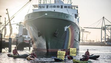 Die Esperanza liegt im Hafen von Rotterdam vor der Raffinerie von IOI