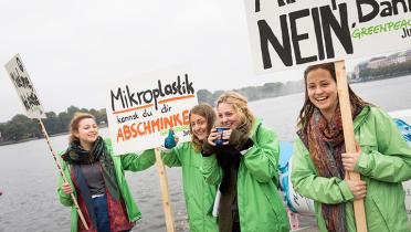 Jugendliche mit Protestschildern