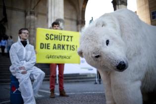 In München treffen sich Jugendliche aus verschiedenen JAGs zu einer großen Aktion zum Arktisschutz.