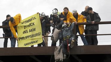 Kletterer auf der Brücke bei Kehl 11/06/2010