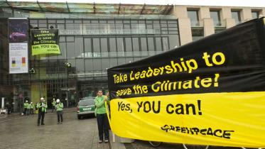 Greenpeace-Kletterer demonstrieren bei Klimaverhandlungen in Berlin, Juli 2011