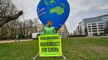 Greenpeace-Aktion mit Ballon vor EU-Rats-Gebäude