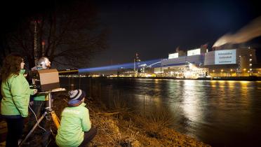 Greenpeace-Aktivisten protestieren mit projizierten Sprüchen am neuen Kohlekraftwerk von Vattenfall in Moorburg, Hamburg.