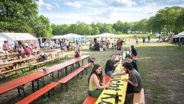 Biertische im Camp, Aktivisten malen Banner