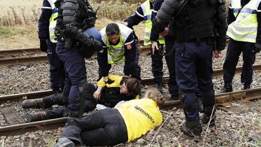 Zwei Greenpeace-Aktivisten verankern sich bei Lauterbourg an den Gleisen 06.11.2010