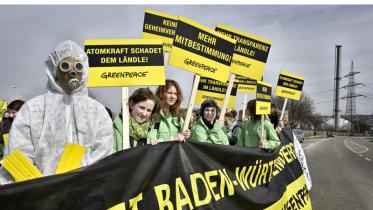 Impressionen von der Menschenkette von Neckerwestheim nach Stuttgart 03/12/2011