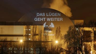 Projektion auf Neckarwestheim 1: "Das Lügen geht weiter!" 03/21/2011