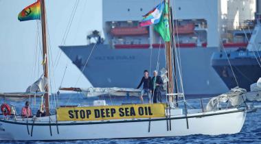 Segelschiff kreuzt vor Ölerkundungsvessel