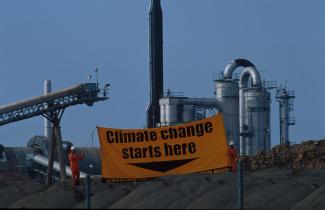 Greenpeace Aktion an der Stuart Öl-Schiefer Fabrik in Gladstone "Klimawandel beginnt hier!" Juni 2000