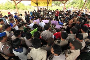 Polizei im Greenpeace-Camp in Kampar/Indonesien, November 2009