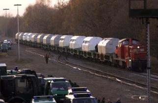 Castorbehälter am Verladebahnhof Dannenberg, November 2003