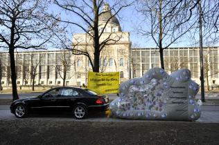 Protest gegen klimaschädliche Autoindustrie mit aufblasbarer Abgaswolke, Februar 2009