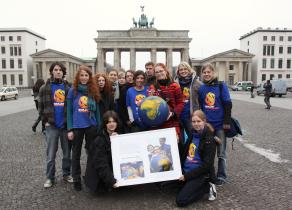 Gruppenfoto der JAGs vor dem Brandenburgertor vor ihrem Besuch der US-Botschaft, Februar 2009