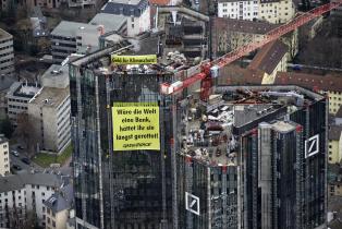 Kletterer bringen Banner an der Deutschen Bank Zentrale an, März 2009