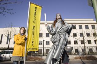 Aktivistin als Göttin Justitia verkleidet vor der japanischen Botschaft in Berlin, Juli 2008