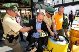 Heinz Smital im Polizeigriff vor dem Tagungsort des BDEW im Berliner InterContinental, Juni 2009