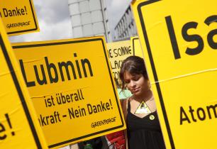 Demonstrantin im Anti-Atom-Schildermeer in Berlin, September 2009