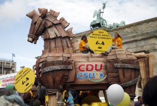 Greenpeace-Aktivisten auf dem trojanischen Pferd bei der Anti-Atom Demo in Berlin, September 2009