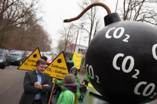 Protest in Potsdam mit der symbolischen CO2 Bombe gegen die CO2 Endlagerung, März 2011