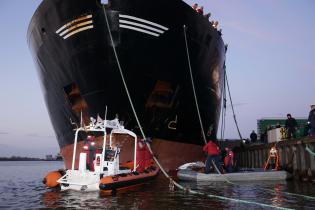 Greenpeace-Aktivisten am Fischerei-Fabrikschiff Jan Maria in Bremerhaven, Januar 2012