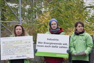 Greenpeace-Aktivisten protestieren vor dem BDI-Treffen in Berlin, August 2012