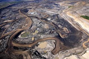 Luftaufnahme der Syncrude Aurora Teersandmine im borealen Wald nördlich von Fort McMurray.