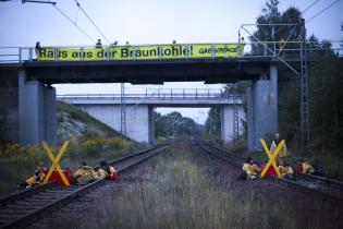 16.9.2013: Schwedische und deutsche Greenpeace-Aktivisten protestieren auf Transportgleisen des Braunkohletagebaus Welzow-Süd gegen weitere Tegebaupläne des Konzerns Vattenfall