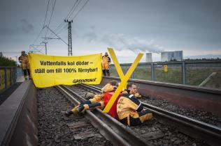 16.9.2013: Schwedische und deutsche Greenpeace-Aktivisten protestieren auf Transportgleisen des Braunkohletagebaus Welzow-Süd gegen weitere Tegebaupläne des Konzerns Vattenfall