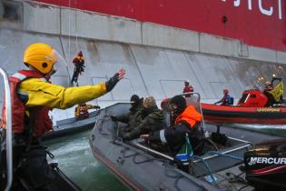 Die Küstenwache unterbricht den friedlichen Protest gegen Gazprom, September 2013