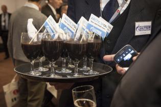 Öl Cocktails beim Protest gegen Gazprom in Genf, Dezember 2013