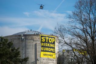 Hubschrauber auf dem Weg zum AKW Fessenheim