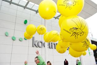 Greenpeace-Aktivisten protestieren bei der Bayer Aktionärsversammlung gegen bienenschädliche Pestizide, April 2014