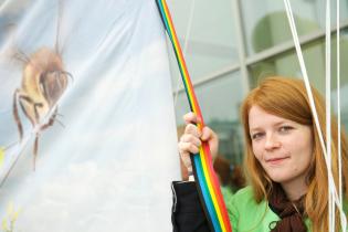 Greenpeace-Aktivisten protestieren vor der Aktionärsversammlung des Chemiekonzerns Bayer, April 2014