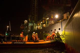 Protest an Gazprom-Bohrinsel Saturn