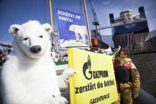 Gazprom Protest im Hafen Hamburg: Greenpeace Aktivisten protestieren, mit der Beluga II, Schlauchbooten und Paula Bär auf der Elbe