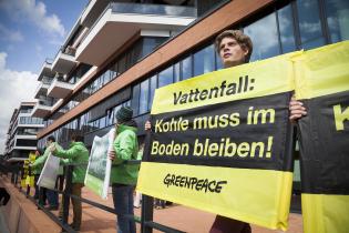 Greenpeace-Aktivisten protestieren bei Vattenfall Windpark Eröffnung gegen giftige Kohle, April 2015