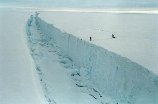 1997: Tief wie ein Canyon durchzieht ein Riss das Larsen B-Schelfeis