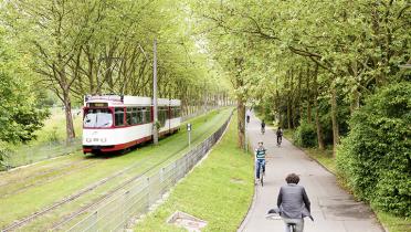 bahntrasse mit Fahrradweg in Freiburg