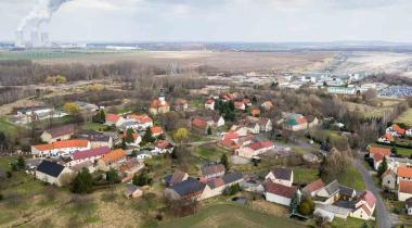 Aus der Luft erkennt mann, dass Pödelwitz vom Braunkohle-Tagebau fast schon eingeschlossen ist