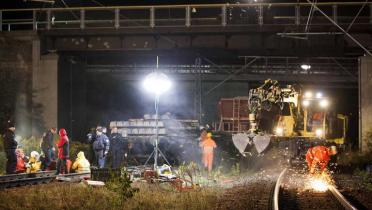 Die Geschäftspolitik des schwedischen Staatskonzerns Vattenfall hat schwedische Aktivisten auf die Transportgleise des brandenburgischen Tagebaus Welzow-Süd gelockt. Vattenfall ruft die Polizei. 