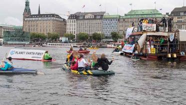 Boote mit Bannern auf der Alster