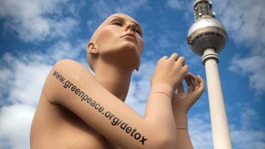 Die Detox Schaufentserpuppe am Alexanderplatz in Berlin. Juli 2011