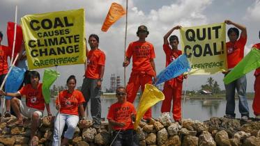 Windsäcke auf dem Gelände des geplanten Kohlekraftwerks in  Iloilo City.Juni 2008  