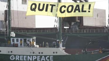 Protest mit der Rainbow Warrior 2 gegen Verladung von Kohle am Pagbilao Kohlekraftwerk. Mai 2008