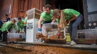 19.08.2014: Greenpeace-Aktivisten protestieren vor dem Roten Rathaus in Berlin mit rotem Schlamm gegen die Verockerung der Spree durch den Braunkohletagebau