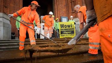 19.08.2014: Greenpeace-Aktivisten protestieren vor dem Roten Rathaus in Berlin mit rotem Schlamm gegen die Verockerung der Spree durch den Braunkohletagebau