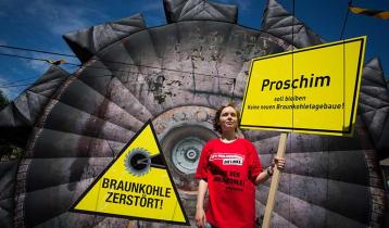 Berlin, 30.5.2014:Greenpeace-Aktivisten protestieren vor der Parteizentrale der Partei Die Linken gegen weitere Braunkohletagebaue in Brandenburg mit dem fünf Meter hohen, luftgefüllten Schaufelrad eines Braunkohlebaggers 