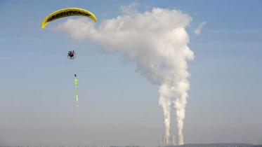 Aktivist fliegt über Böschungsrutsch im Braunkohletagebau Schleenhain, im März 2012