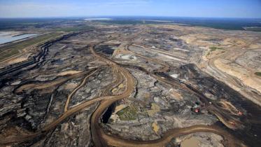 Der Ölsand wird in Alberta, Kanada im Tagebau gewonnen. Juli 2009